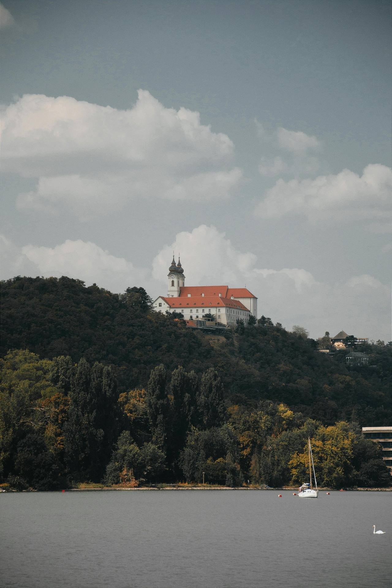 Tihanyi Bencés Apátság a Balatonról nézve